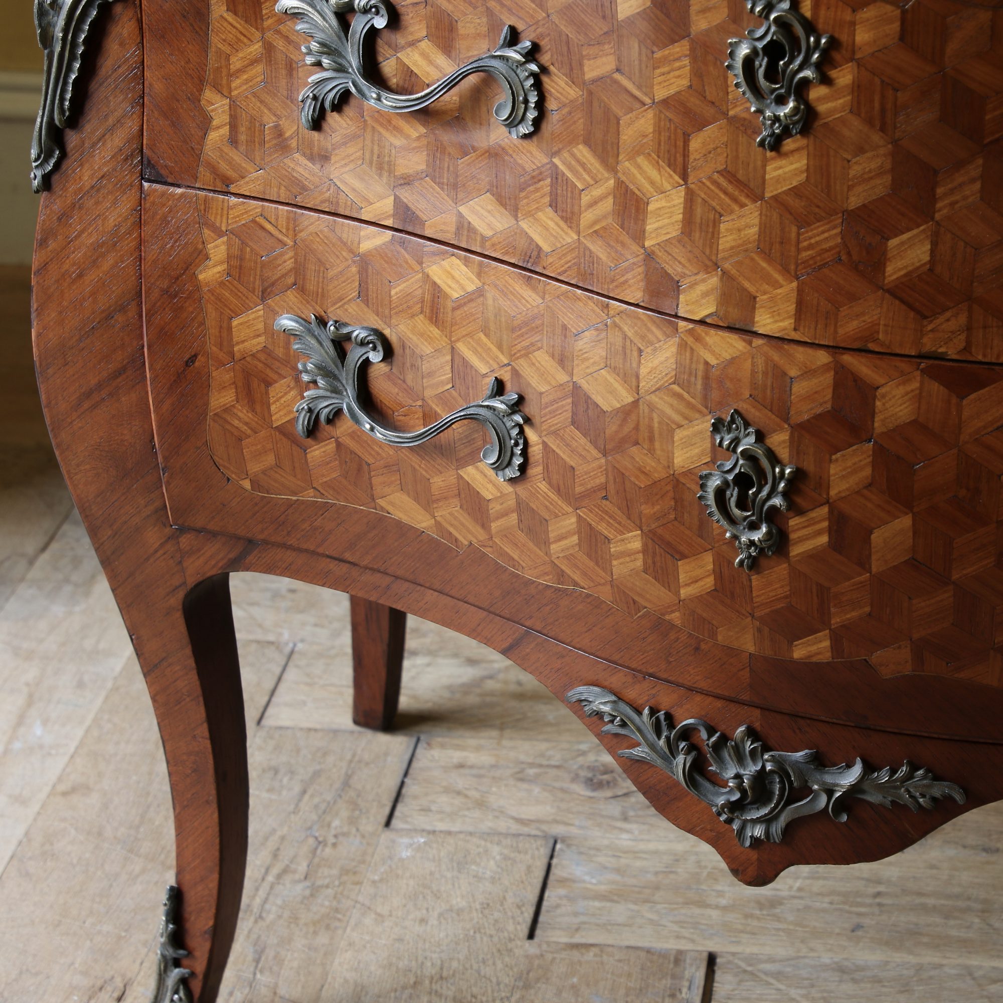 Bombe Commode